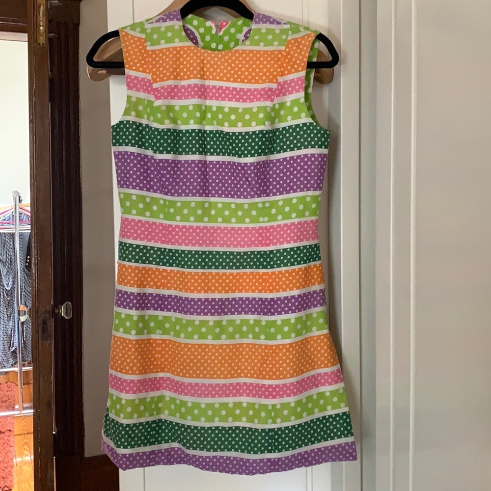Cute alert! Late 60’s Mod style mini dress.